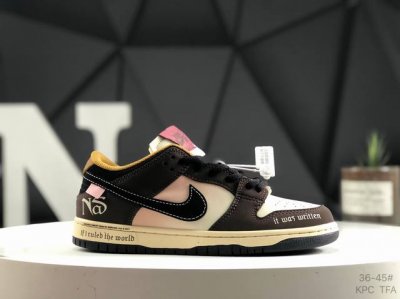 Sb Dunk Low Pro 扣篮系列复古低帮休闲运动滑板板鞋。采用脚感柔软舒适Zoomair气垫，有效吸收滑板等极限运动在落地时带来的冲击力，为街头运动者们