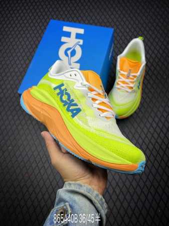 HOKA M SKYFLOW 低帮专业越野跑步鞋 实拍首发 粗矿型的鞋身上脚特别修饰腿型 经典的胖鱼头鞋型 超高颜值 厚重皮质与热压鞋身质感让提升双层发泡中底增 - 点击图像关闭