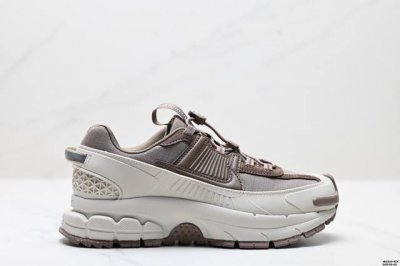 250 公司级耐克Nike Zoom Vomero Roam 马拉松复古跑五代休闲运动慢跑鞋 采用环保纤维革饰片组合网眼布鞋面材质 升级正确后跟Tpu加固 耐弯