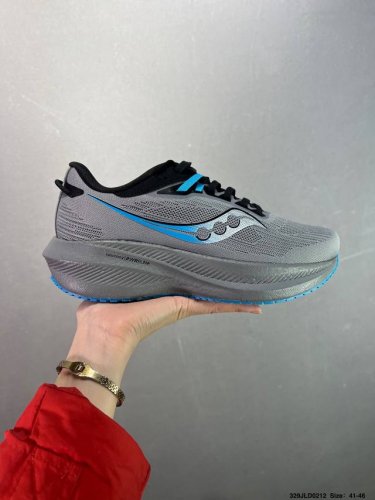 公司级 Saucony Triumph 索康尼胜利旗舰级缓震型跑鞋 性能相比前几代再升级：鞋面采用全新升级的工学网设计 贴合脚部更透气 中底部分使用最新的Pwr