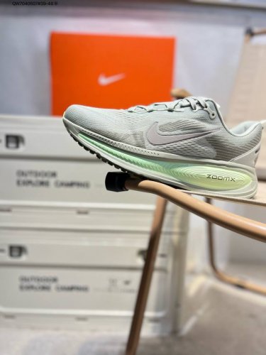 nike Air Zoom Vomero 18 全新科技提前原鞋开发 运动跑鞋 区别市面真标版本 必定是官方强力主推款式，真正的Zoom缓震科技嵌入如假包退 ，
