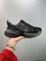 Nike V2K Runtekk 减震防滑复古低帮跑步鞋 材质上使用大面积网眼 皮革 Tpu 组成 支撑和透气性肯定不错 中底处由 Cushlon 泡绵打造 保