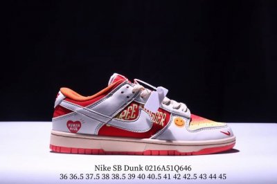 耐克Nike Sb Dunk Low Pro 扣篮系列复古低帮休闲运动滑板板鞋。采用脚感柔软舒适Zoomair气垫，有效吸收滑板等极限运动在落地时带来的冲击力，