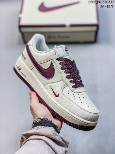 公司级带半码耐克Nike Air Force 1“07 Lv8空军一号低帮百搭休闲运动板鞋。柔软、弹性十足的缓震性能和出色的中底设计，横跨复古与现代的外结合，造