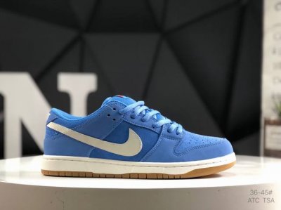 210 耐克Nike Sb Dunk Low Pro 复古低帮 休闲运动滑板板鞋。采用脚感柔软舒适Zoomair气垫，有效吸收滑板等极限运动在落地时带来的冲击力