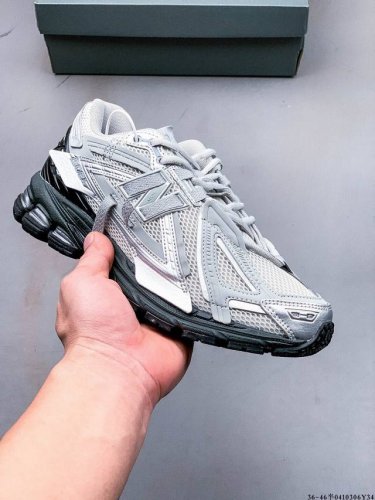 New Balance M1906Ri Nb宝藏老爹鞋款，复古元素叠加，质感超级棒，楦版型材料细节做工精细，货如实拍图 作为Nb最经典的档案鞋型之一，与2002