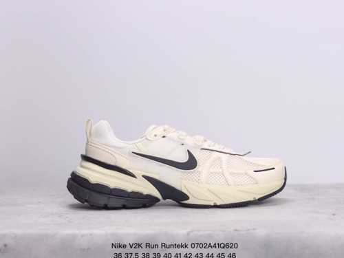 Nike 耐克 V2K Run 减震防滑 复古低帮跑步鞋 超火复古跑鞋，采用太空革组合呼吸网眼布鞋面材质，搭载正确4层组合底模，嵌入tpu加固稳定模块,双层md