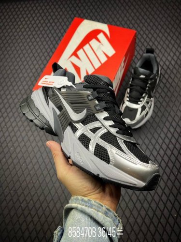 公司级耐克NIKE V2K RUN跑步鞋复古风潮 网面透气运动鞋 灰银紧致的鞋面材质提供良好的包裹性鞋侧 Swoosh以及鞋头部分搭配增添不少亮点的镀铬细节鞋垫