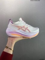 公司级Asics 亚瑟士Gel-Nimbus 27稳定跑鞋鞋面采用双层提花网面设计，提高包裹性和透气性，后跟搭载稳定系统科技T-Gel提升整体支撑力和结构感，减