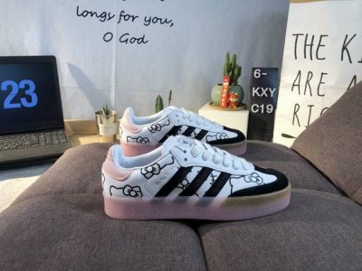 Adidas 阿迪达斯 男女运动鞋 三叶草 Hello Kitty 猫 Sambavegan休闲鞋德训复古板鞋经典运动鞋，采用环保设计的焕新adidas Sam