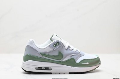 公司级Nike Air Max 1 耐克气垫 缓震 耐磨运动鞋 鞋身材质均选择皮革 织物 麂皮多种材质覆盖 保证质感的前提下 层次感也相当不错 带有开窗式 Ai
