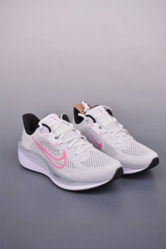 nike Quest 6极速6代 网面透气 时尚休闲跑步鞋 简约高科技设计采用多层材料 为双足带来凉爽感受和稳固体验时尚鞋面搭配中足包覆设计 提供稳固贴合感 一