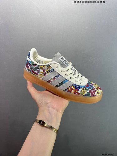 阿迪达斯 Gazelle Indoor J P6900 休闲耐磨轻便 低帮 板鞋 这款阿迪达斯运动鞋是 1979年 Gazele Lndoor 运动鞋的复兴，柔