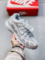 公司级耐克Nike p-6000 女子跑鞋内外侧都用了红色的钩子 采用透气材料 搭配匠心覆面 再现千禧年代的跑鞋风格 塑就大气外观 鞋款秉承 Nike pega