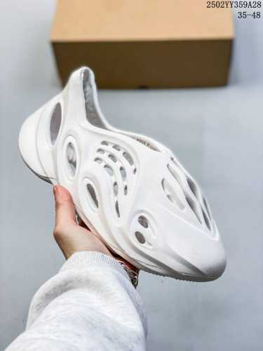 酷似洞鞋洞的 Yeezy Foam Runner 更多实物在照网曝上光，今打夏算尝鲜朋的友们可趁以早 这款新型鞋采用100% 的保环材藻质类打造，一体化身鞋设搭