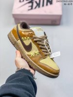 耐克Nike Sb Dunk Low Pro蝙蝠侠红 扣篮系列复古低帮休闲运动滑板板鞋。采用脚感柔软舒适Zoomair气垫，有效吸收滑板等极限运动在落地时带来的