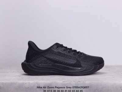 Nike 耐克 男女鞋真标半码制，采用全新双层超轻透气网眼布材质，内里嵌入定型海绵，中底搭载前zoom+全掌react配置全新耐克nike Air Zoom P