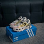 核心私 Adidas Originals Astir 复古单品 这款Adidas Astir 慢跑鞋,助你向世界展示自己的态度。灵感源自00年代的亮眼跑鞋,金属