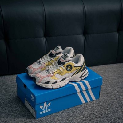 核心私 Adidas Originals Astir 复古单品 这款Adidas Astir 慢跑鞋,助你向世界展示自己的态度。灵感源自00年代的亮眼跑鞋,金属