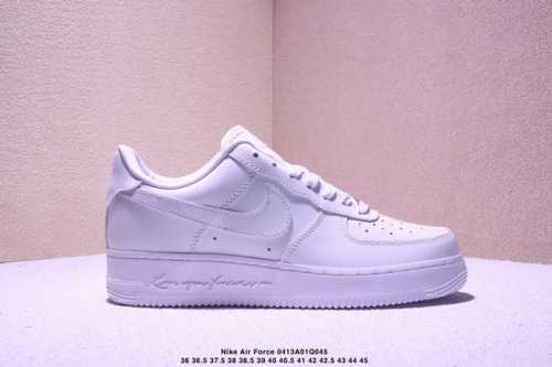 真标耐克Nike Air Force 1’07 Lx空军一号低帮百搭休闲运动板鞋。柔软、弹性十足的缓震性能和出色的中底设计，横跨复古与现代的外型结合，造就出风靡