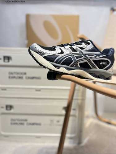 Asics Gel-Inmbus 10.1亚瑟士经典跑鞋 如今机能风和户外风吹得正劲，便是主打“Urban Outdoor机能越野风格”，城市和户外场景都能轻松