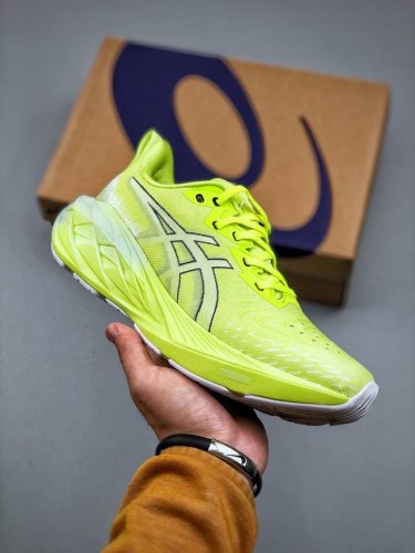 Asics 亚瑟士Novablast 4.0 男女士运动鞋 缓震回弹透气耐磨跑鞋 一鞋一科技：Novablast 4，跑鞋中底同时实现厚软轻弹 货号：10118