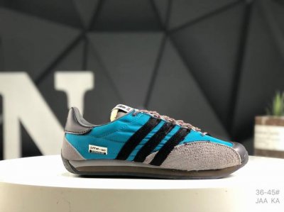 真标带半码阿迪达斯 Adidas Country Og W 阿迪复古联名休闲跑鞋 独特混纺材质，提供非凡的舒适，确保了长时间穿着的舒适经典条纹设计，现代时尚的诠