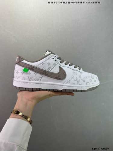 170 特价Lv X Nike Dunk Low 白绿 此款主张打破传统的工业化流水线设计限制，以Made By Ideas的超级创意为理念，集结众多潮流设计师