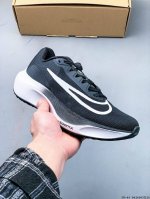 集图 Nike 耐克 升级原楦开版型，采用柔软透气编织网眼鞋面材质，内置Zoom气垫装置，全新Sr02泡棉鞋垫及中底 旗下跑鞋阵容持续迎来新成员，全新耐克Nik
