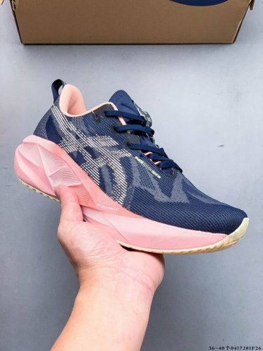 Asics 宣布推出备受期待且深受粉丝喜爱的新款 Novablast 5 跑鞋。 Novablast 系列的最新更新通过轻质材料和 Asics 全新中底材料的结