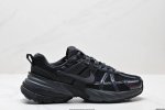 公司级耐克Nike V2K Run跑步鞋复古风潮 网面透气运动鞋 灰银紧致的鞋面材质提供良好的包裹性鞋侧 Swoosh以及鞋头部分搭配增添不少亮点的镀铬细节鞋垫