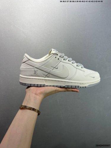 公司级Nike Dunk Sb Low 定制Dunk 定制Dunk Sb顾名思义，具有经典的Dunk血缘，又注入了更多的时尚元素。相较于普通的Dunk滑板鞋，改
