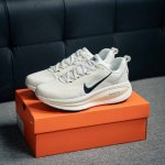 270 核心私 耐克Nike Zoom Vomero 18 马拉松复古跑五代休闲运动慢跑鞋 厚底老爹鞋。采用环保纤维革饰片组合网眼布鞋面材质 升级正确后跟Tpu