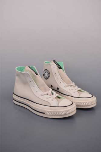 Converse Chuck 70S 灰白绿 夏季新品 拼接白绿撞色帆布鞋 匡威70S新配色来喽，这个颜色也太高级了吧，浅灰色和白色的拼接色内里透出淡淡的果绿色