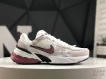 耐克 Nike V2K Run 复古单品纯原级别 复古老爹鞋跑步鞋 鞋款被命名为 Runtekk 设计上借鉴了 0 年的跑鞋风格 配色上以金属银为主调 简练又有