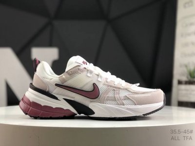 耐克 Nike V2K Run 复古单品纯原级别 复古老爹鞋跑步鞋 鞋款被命名为 Runtekk 设计上借鉴了 0 年的跑鞋风格 配色上以金属银为主调 简练又有