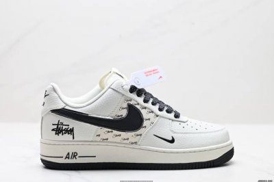 真标耐克Nike Air Force 1“07空军一号低帮百搭休闲运动板鞋。柔软、弹性十足的缓震性能和出色的中底设计，横跨复古与现代的外型结合，造就出风靡全球三