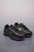 New Balance 509系列 复古休闲运动慢跑鞋 经典网面复古鞋型 造型简洁流畅 层次材质方面设计师在不同色彩区域同样采用拼接方式将翻毛皮、麂皮、网眼等面