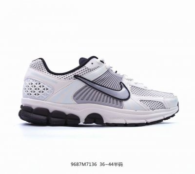 Nike 耐克夏季 Zoom Vomero 5 运动鞋休闲训练跑步鞋。Nike Zoom Vomero 5 男女子运动鞋妥帖包覆足部，提供透气支撑效果。耐穿材料