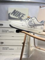 斯图西 X 耐克 Nike Air Force 1 '07空军一号 百搭休闲运动板鞋。柔软、弹性十足的缓震性能和出色的中底设计，横跨复古与现代的外型结合，造就出
