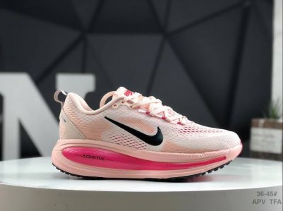 200 耐克 Nike Vomero 18 舒适减震防滑 低帮跑步鞋 全掌Reactx泡绵中底 前掌和后跟还配备了Air Zoom气垫单元 据说跑起来更快更舒适