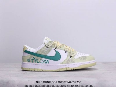 Nike Dunk Sb Low 定制配色 Dunk Sb顾名思义，具有经典的dunk血缘，又注入了更多的时尚元素。相较于普通的dunk滑板鞋，改良版的dunk