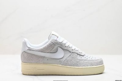 230 真标耐克Nike Air Force 1’07 Lx空军一号低帮百搭休闲运动板鞋。柔软、弹性十足的缓震性能和出色的中底设计，横跨复古与现代的外型结合，造