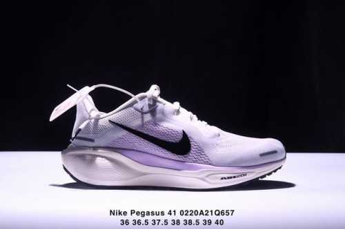 Nike 飞马新鞋 触感柔软，质感升级！随着“耐克 蓝图 系列”在巴黎的盛大发布，全新一代 登月41代 Nike Pegasus 41也正式登场啦！Nike P