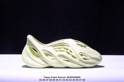 阿迪Yeezy Foam Runner ”Mineral Blue “ 椰子洞洞鞋 一体注塑成型 模具前后修改8 9次 精密度要求高 密度克重同步 不存在偷工减