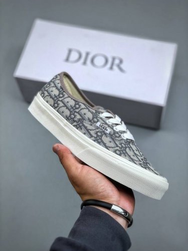 Vans X Dior 联名一脚蹬 高级灰来报道 vans Aut 迪奥独家重磅释出 这个岩石灰太绝了 非常非常高级 Dior标志性的老花刺绣立体感很强 普通中