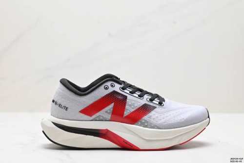 公司级new Balance Fuelcell Supercomp Elite V4 运动舒适耐磨 低帮休闲跑步鞋 新款的elite V4，在鞋面和鞋底都做了升