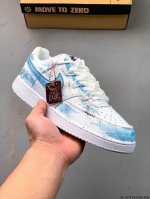 公司级 Nike Court Vision 1 镜之魅影 手绘涂鸦定制板鞋 在那幽谧昏暗的房间里 一面古老的镜子静静伫立 镜面斑驳 裂痕交错 镜之魅影 它不仅是
