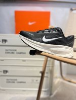 nk Air Zoom Vomero 18 轻便舒适公路跑步鞋质感柔软 弹力充沛 助力一路畅跑 乐享不停 厚实泡绵缔造舒适的回弹效果 铸就出色跑步表现 该鞋款轻