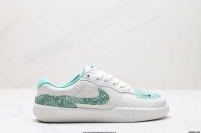 公司级耐克nike Sb Force 58低帮休闲板鞋 是一款将前沿创新带入街头的单品，它具有硫化杯底，具有出色的耐用性和灵活性。使用帆布和绒面革，在饰面上放置